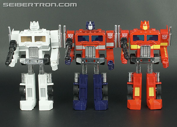 Transformers News: New Galleries: Music Label iPod Docking Bay Convoy, Optimus Prime and Exile Perfect Year 2008 Convoy Transformers News: New Galleries: Music Label iPod Docking Bay Convoy, Optimus Prime and Exile Perfect Year 2008 Convoy