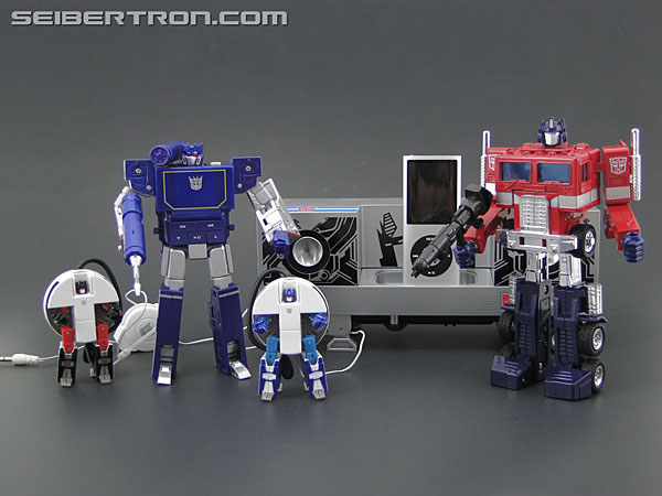 Transformers News: New Galleries: Music Label iPod Docking Bay Convoy, Optimus Prime and Exile Perfect Year 2008 Convoy Transformers News: New Galleries: Music Label iPod Docking Bay Convoy, Optimus Prime and Exile Perfect Year 2008 Convoy
