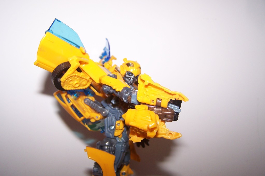 Transformers News: Hunt for the Decepticons Deluxe Battle Blade Bumblebee Review and Gallery Image