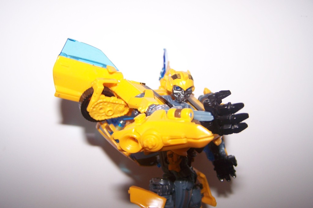Transformers News: Hunt for the Decepticons Deluxe Battle Blade Bumblebee Review and Gallery Image