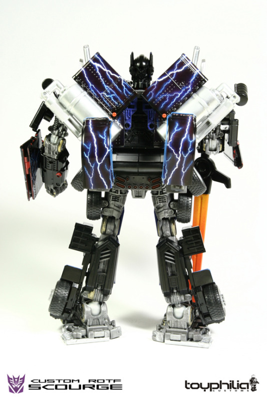 Transformers News: Transtopia Masterclass - Leader Class Scourge Image