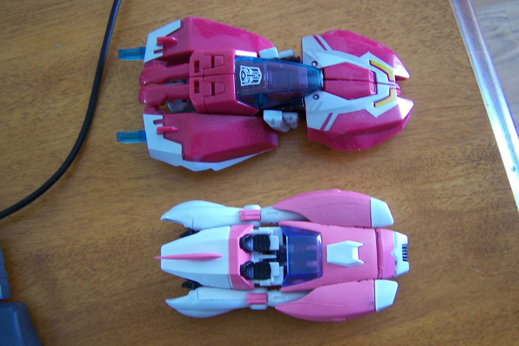 Transformers News: Quick review: Impossible Toys TRNS-01 Valkyrie (Arcee) Image