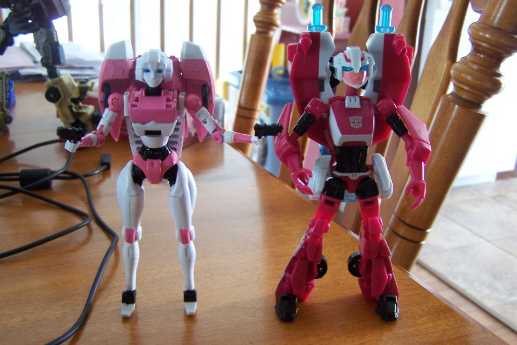 Transformers News: Quick review: Impossible Toys TRNS-01 Valkyrie (Arcee) Image