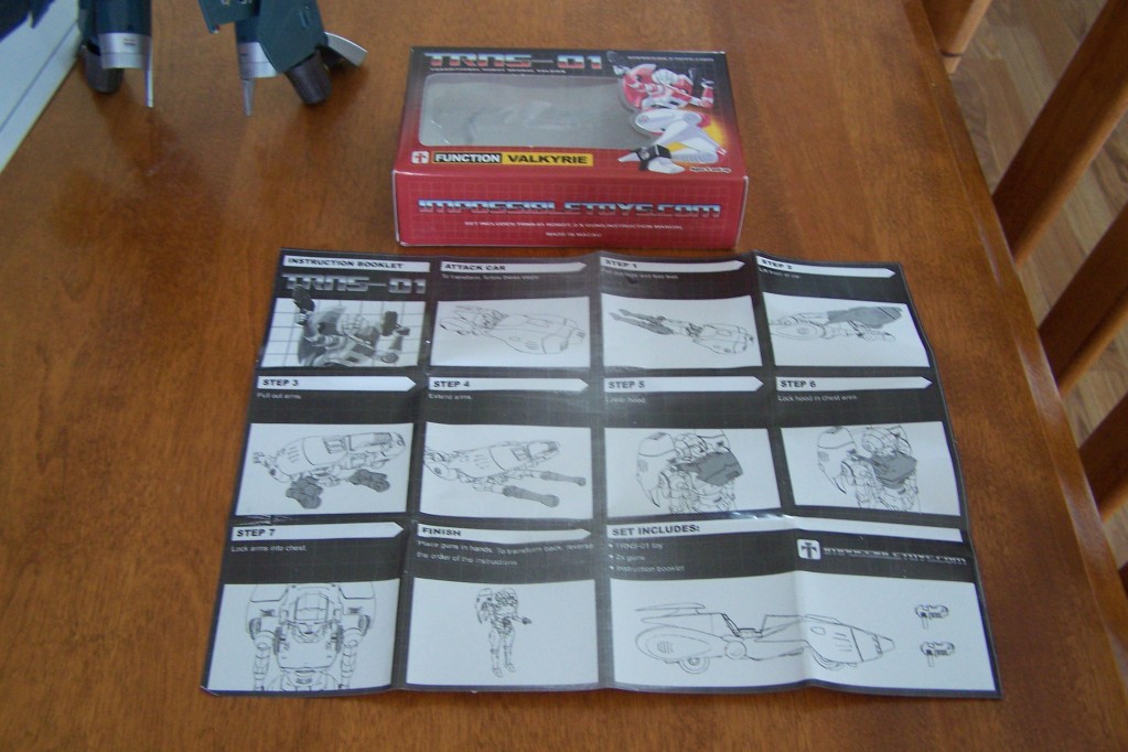 Transformers News: Quick review: Impossible Toys TRNS-01 Valkyrie (Arcee) Image
