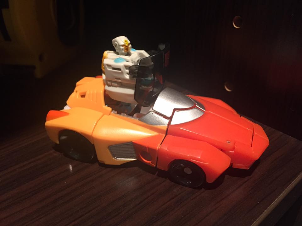 Transformers News: In-Hand - Transformers Titans Return Legends class Wheelie