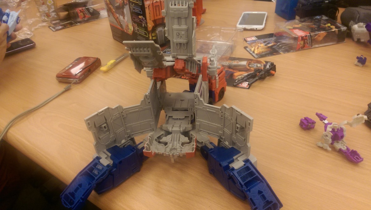 Transformers News: In-Hand - Transformers Titans Return Deluxes, Titan Masters, Fortress Maximus, Voyagers and More