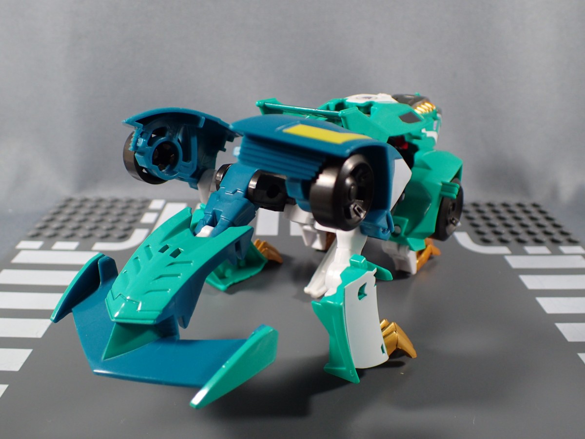 Transformers News: TakaraTomy Transformers Adventure: TAV-47 Crazybolt In And Out Of Packaging