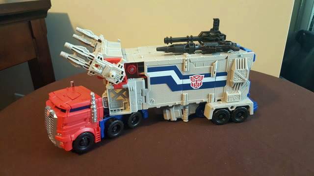 Transformers News: In Hand Pictures of Transformers Titans Return: Powermaster Prime with G1, Fort Max with Open Legs