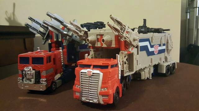 Transformers News: In Hand Pictures of Transformers Titans Return: Powermaster Prime with G1, Fort Max with Open Legs