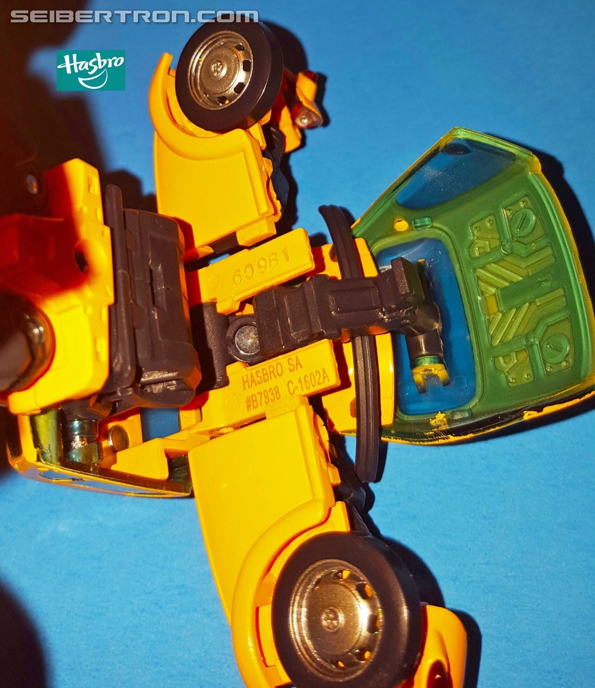 Transformers News: Hasbro Transformers Masterpiece MP-08 Bumblebee In Hand Comparison With MP-21 Transformers News: Hasbro Transformers Masterpiece MP-08 Bumblebee In Hand Comparison With MP-21