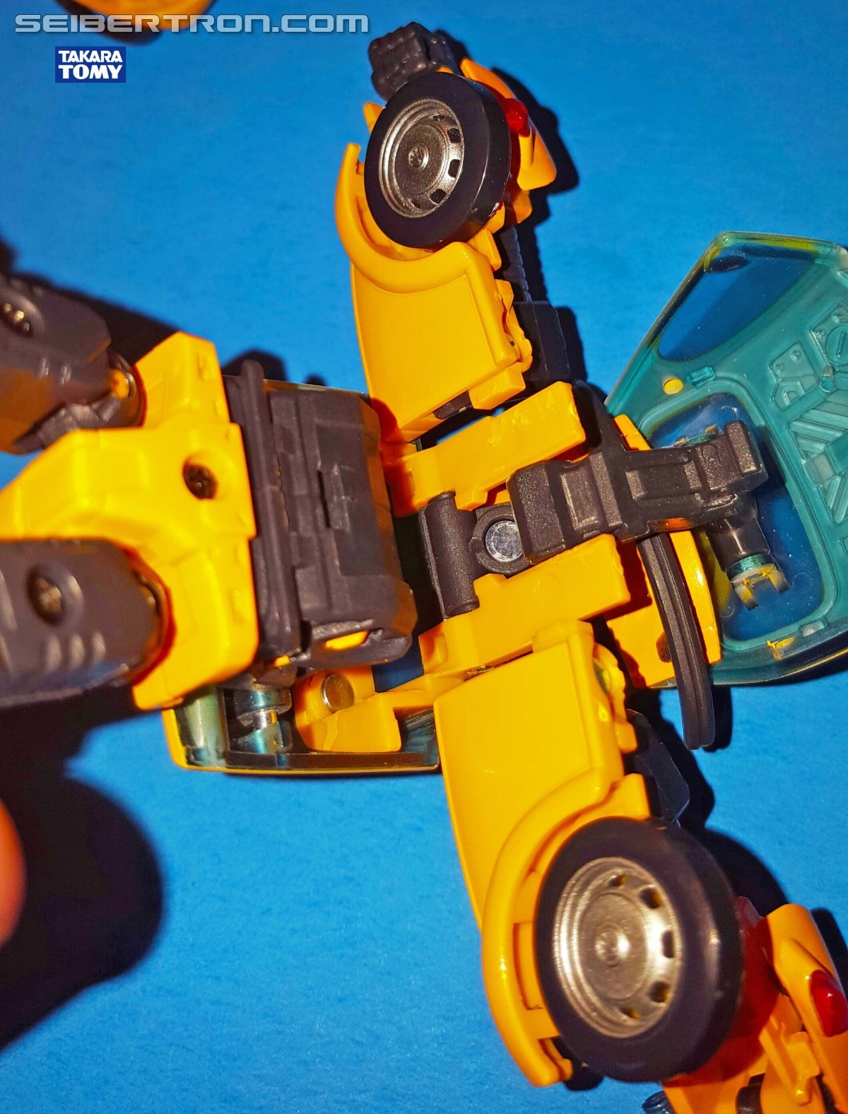 Transformers News: Hasbro Transformers Masterpiece MP-08 Bumblebee In Hand Comparison With MP-21 Transformers News: Hasbro Transformers Masterpiece MP-08 Bumblebee In Hand Comparison With MP-21