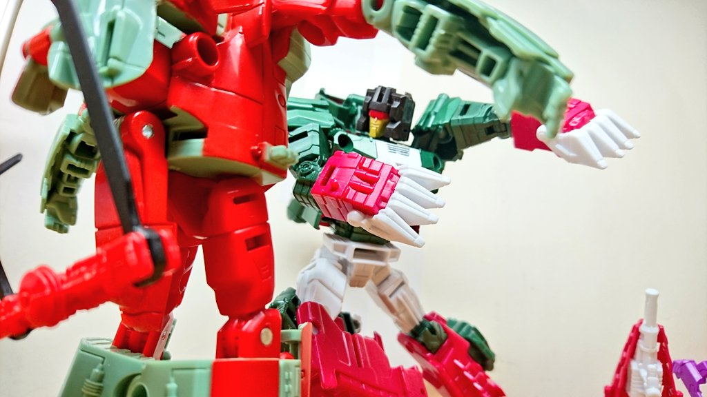 Transformers News: In hand Images of Takara Tomy Transformers Legends LG21 Hardhead and LG22 Skull Transformers News: In hand Images of Takara Tomy Transformers Legends LG21 Hardhead and LG22 Skull