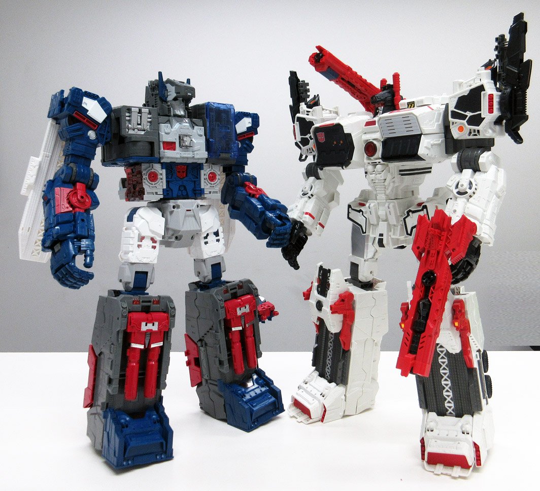 Transformers News: Takara Tomy Transformers Legends LG-31 Fortress Maximus and TG-23 Metroplex comparison image