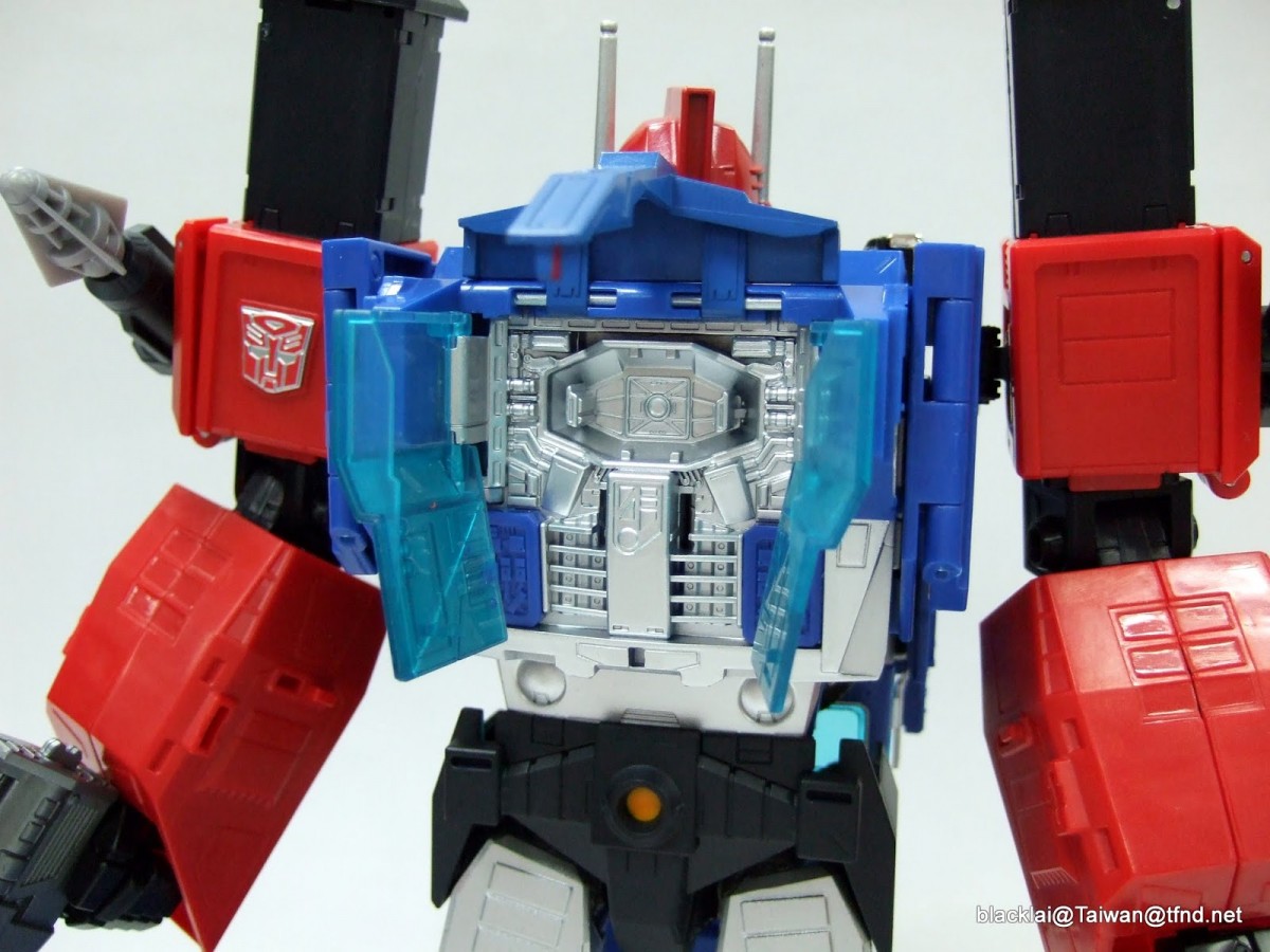 Transformers News: In-Hand Images - TakaraTomy Transformers Masterpiece MP-31 Delta Magnus