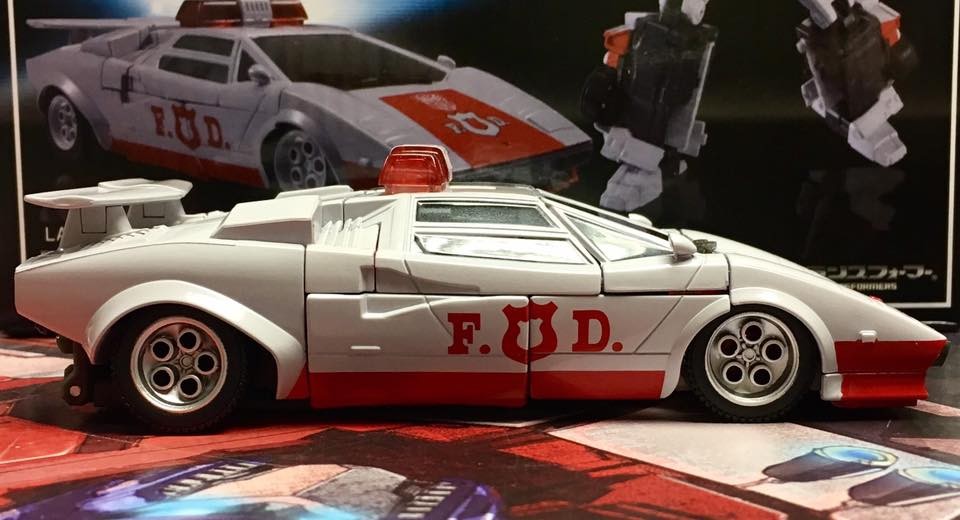 Transformers News: New In Hand Images of Masterpiece MP-14+ Red Alert with Comparison Transformers News: New In Hand Images of Masterpiece MP-14+ Red Alert with Comparison