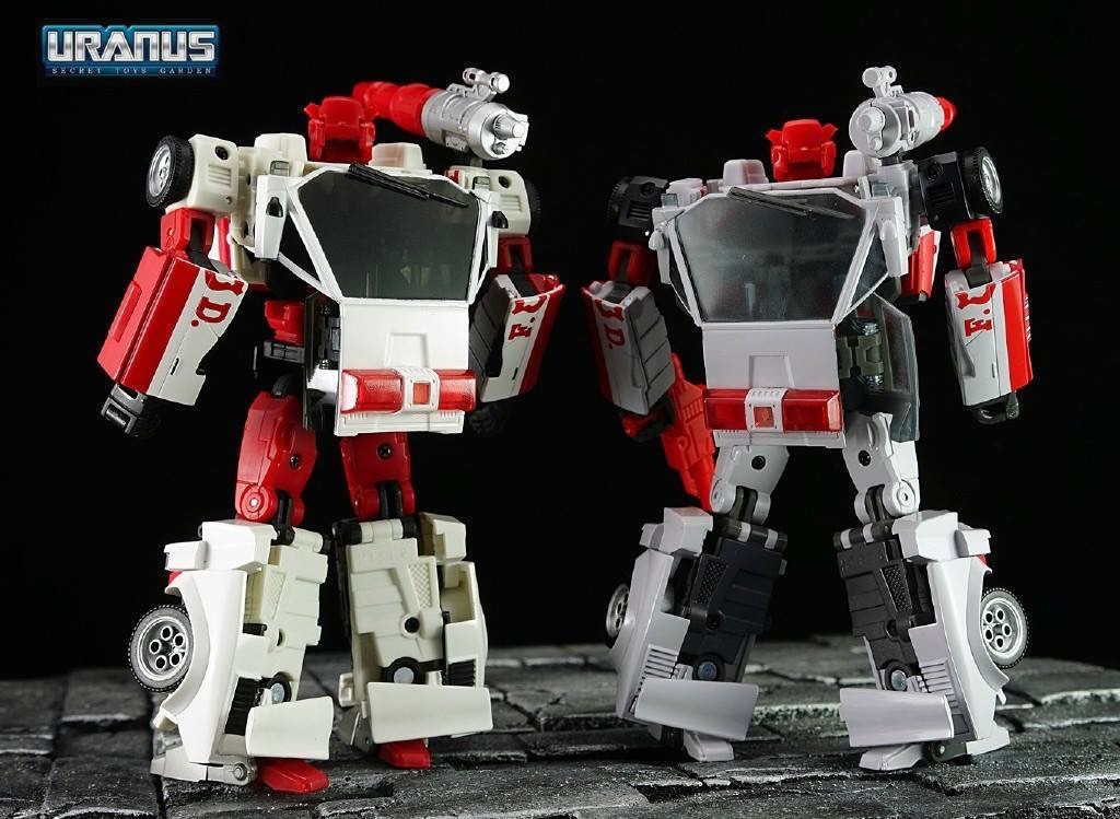 Transformers News: New In Hand Images of Masterpiece MP-14+ Red Alert with Comparison Transformers News: New In Hand Images of Masterpiece MP-14+ Red Alert with Comparison