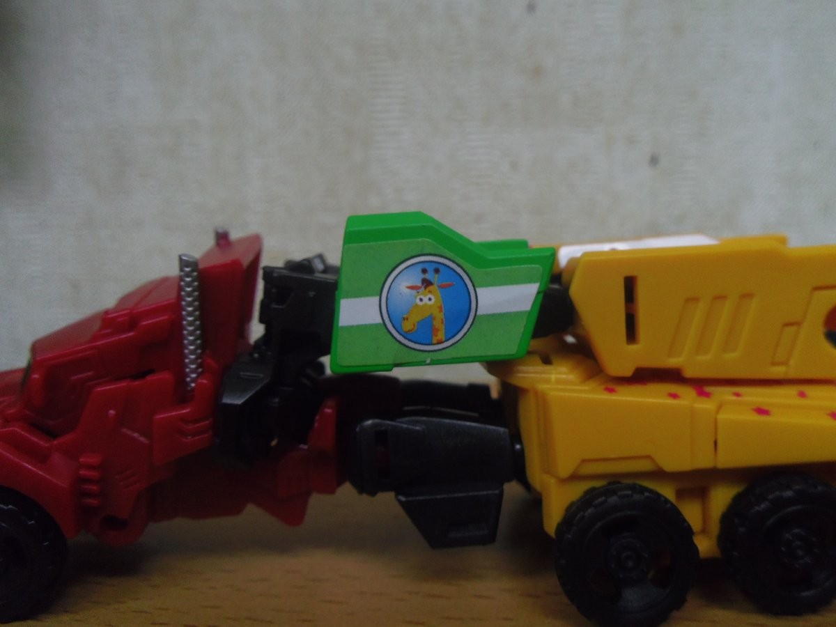 Transformers News: Toy'R'Us Japan Exclusive Giraffe Prime In-Hand Images