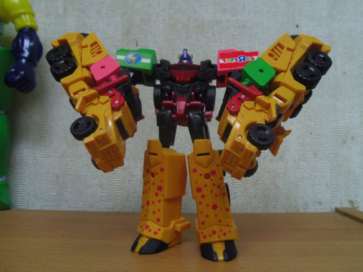 Transformers News: Toy'R'Us Japan Exclusive Giraffe Prime In-Hand Images