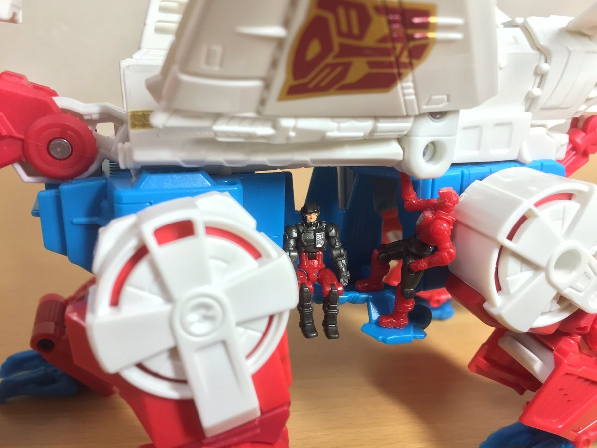 Transformers News: More In Hand and Comparison Images of Takara Unite Warriors UW-EX Lynx Master Transformers News: More In Hand and Comparison Images of Takara Unite Warriors UW-EX Lynx Master