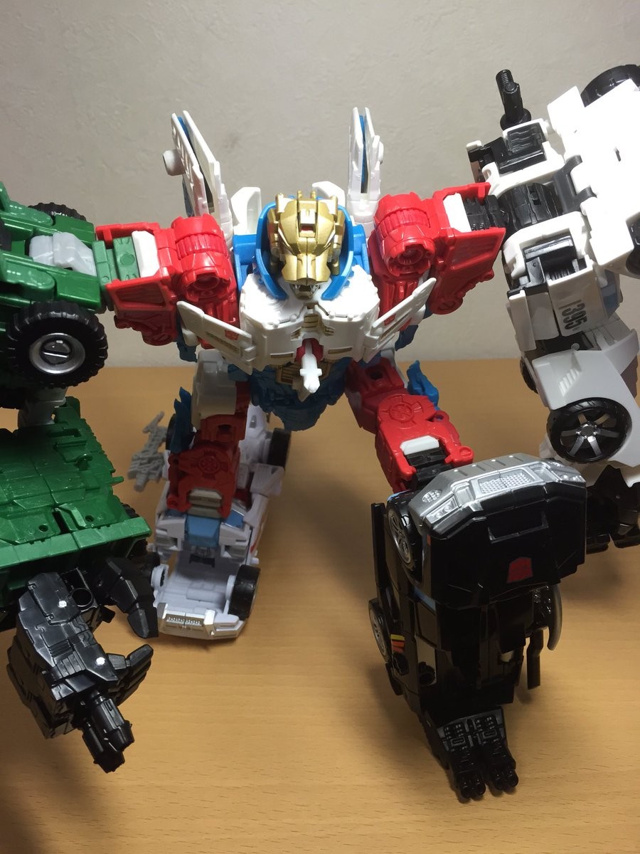 Transformers News: More In Hand and Comparison Images of Takara Unite Warriors UW-EX Lynx Master Transformers News: More In Hand and Comparison Images of Takara Unite Warriors UW-EX Lynx Master