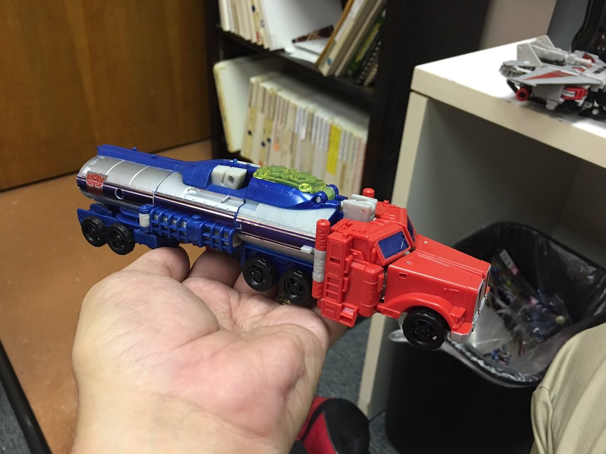 Transformers News: In Hand Images of Titans Return Wave 3 Legends and Voyagers with Titan Master Interactivity