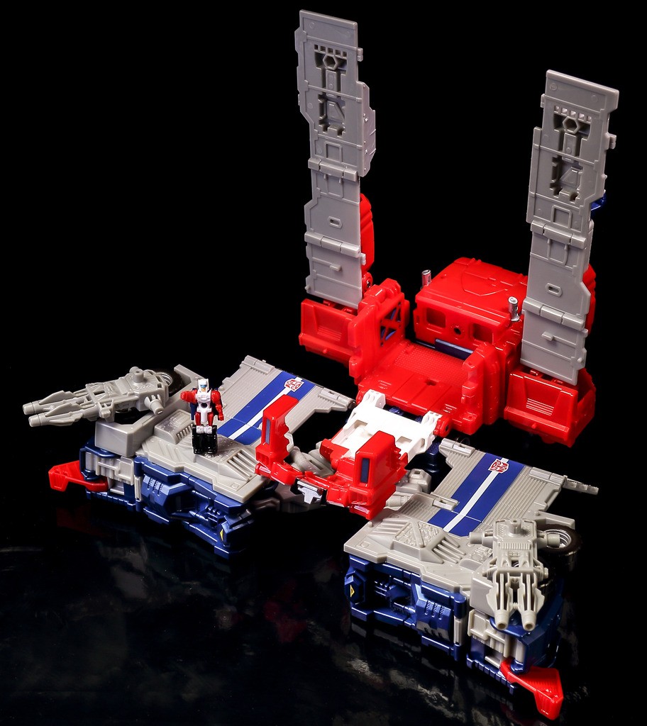 Transformers News: In-Hand Images of Takara Tomy Transformers Legends LG-35 Super Ginrai