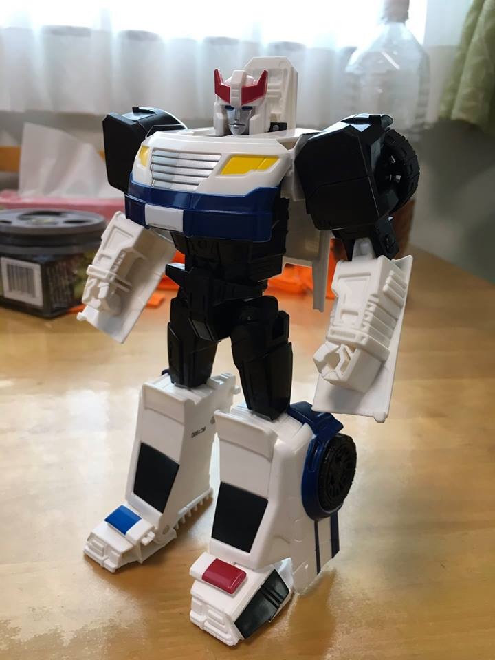 Transformers News: In Hand Images of the New Prowl and Jetfire Figures from the Generations Cyber Battalion Line