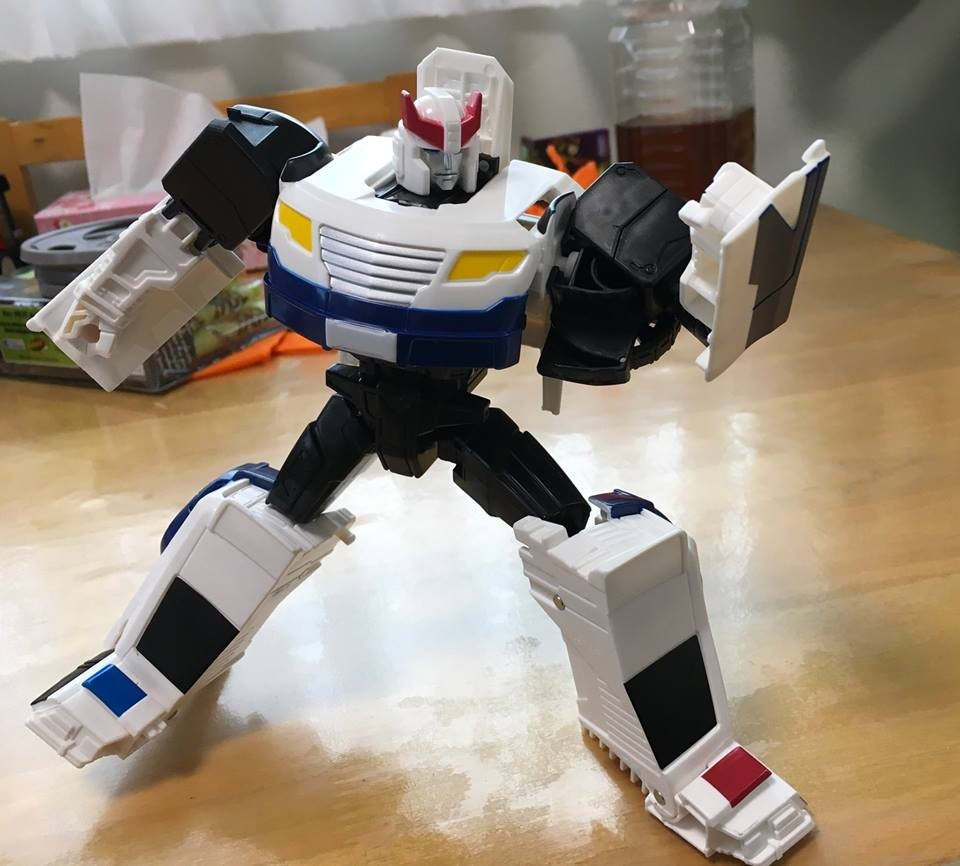 Transformers News: In Hand Images of the New Prowl and Jetfire Figures from the Generations Cyber Battalion Line