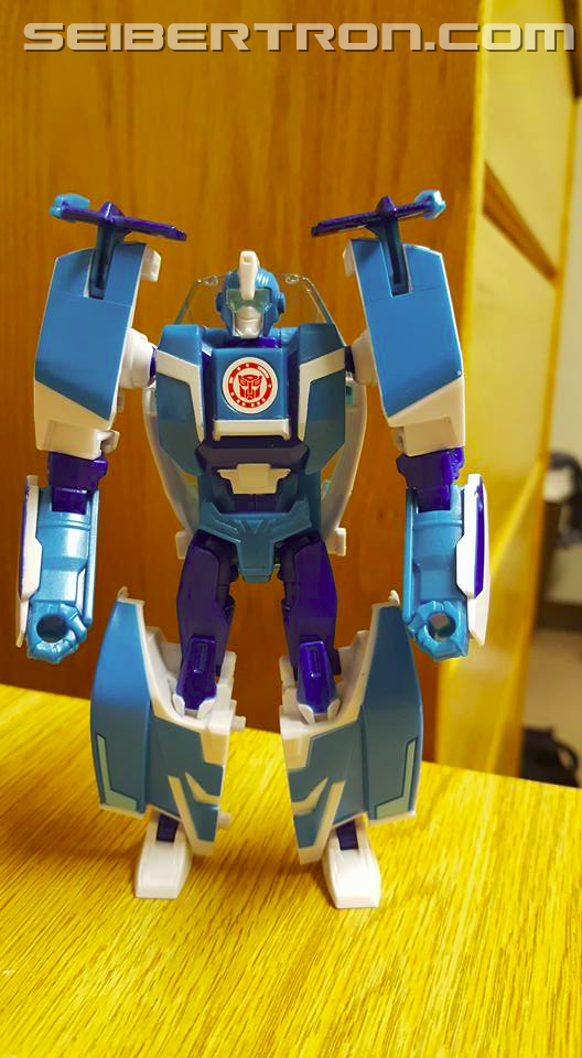 Transformers News: Pictorial Review of Robots in Disguise Warrior Soundwave and Blurr