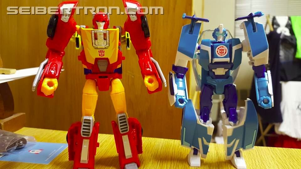 Transformers News: Pictorial Review of Robots in Disguise Warrior Soundwave and Blurr