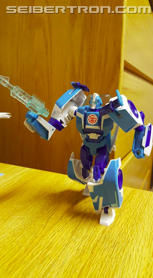 Transformers News: Pictorial Review of Robots in Disguise Warrior Soundwave and Blurr