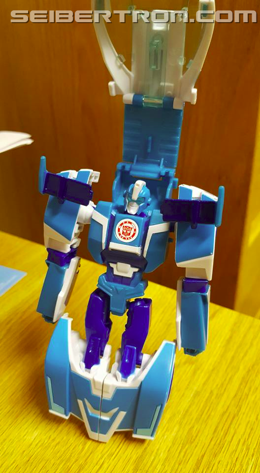 Transformers News: Pictorial Review of Robots in Disguise Warrior Soundwave and Blurr