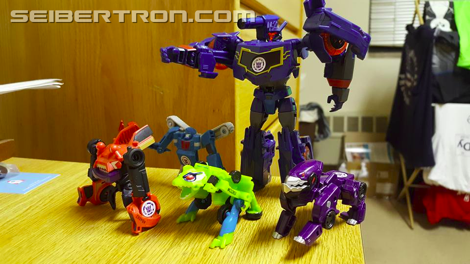 Transformers News: Pictorial Review of Robots in Disguise Warrior Soundwave and Blurr