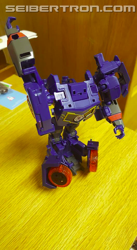 Transformers News: Pictorial Review of Robots in Disguise Warrior Soundwave and Blurr