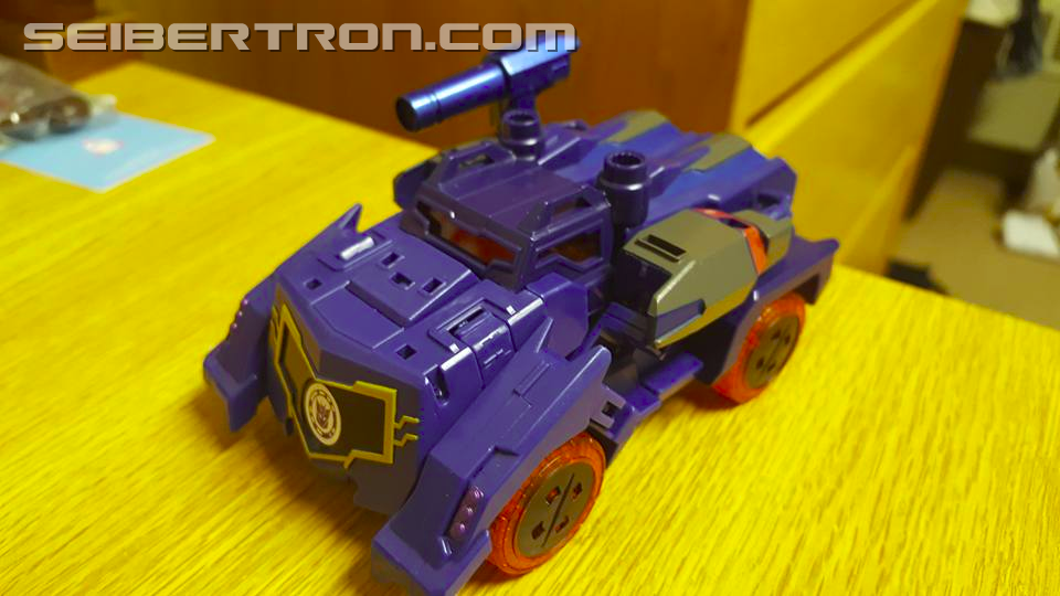 Transformers News: Pictorial Review of Robots in Disguise Warrior Soundwave and Blurr