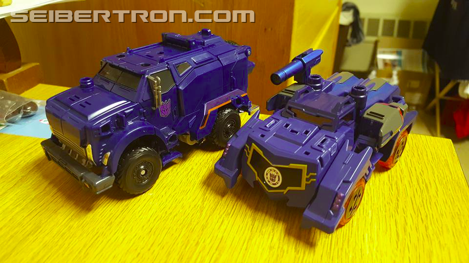 Transformers News: Pictorial Review of Robots in Disguise Warrior Soundwave and Blurr