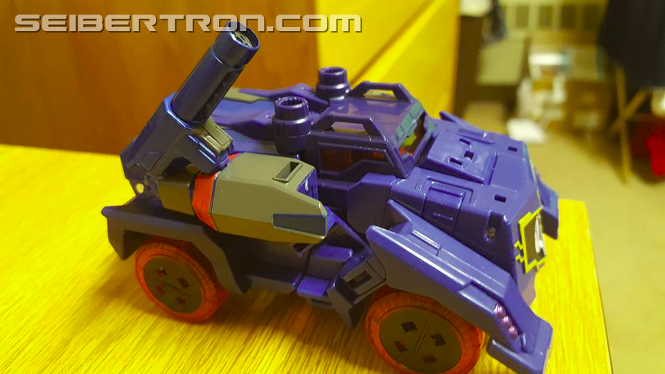 Transformers News: Pictorial Review of Robots in Disguise Warrior Soundwave and Blurr