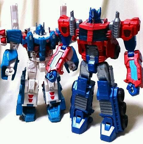 Transformers News: Transformers Generations Cyber Series Line Optimus Prime Comparison Images