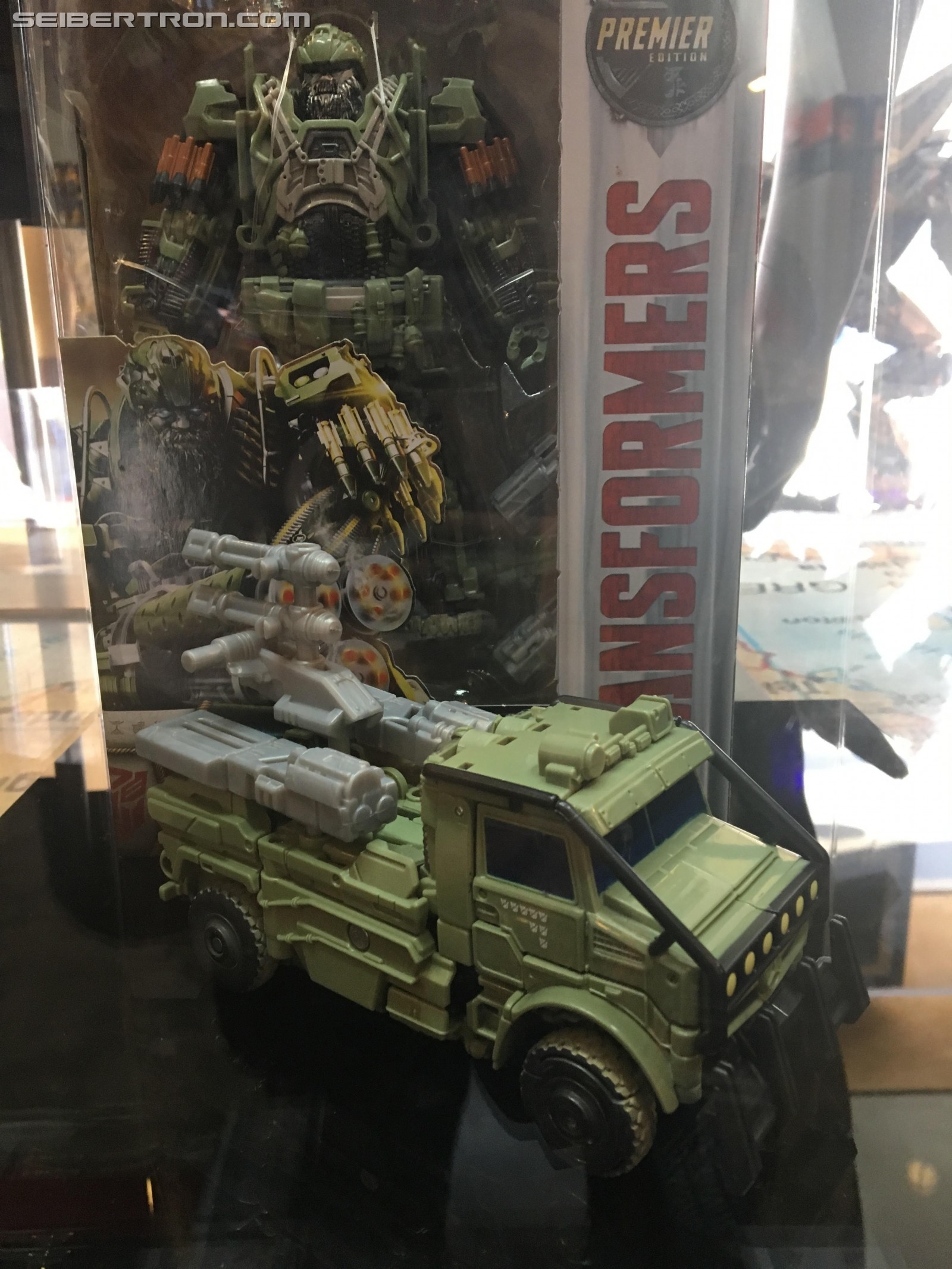 Transformers News: Transformers: The Last Knight Voyager Figures Spotted at Universal Studios Hollywood Transformers News: Transformers: The Last Knight Voyager Figures Spotted at Universal Studios Hollywood