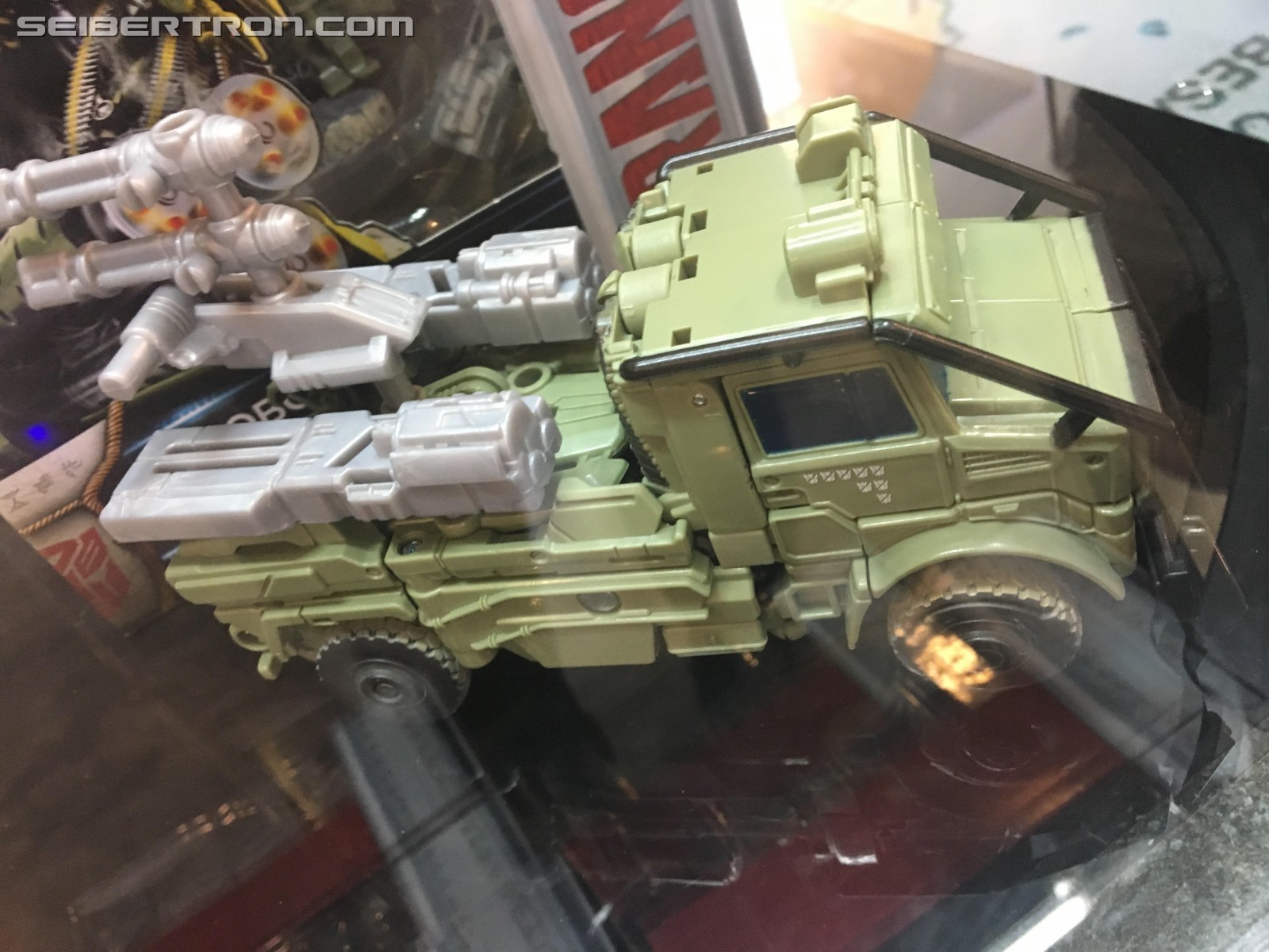 Transformers News: Transformers: The Last Knight Voyager Figures Spotted at Universal Studios Hollywood Transformers News: Transformers: The Last Knight Voyager Figures Spotted at Universal Studios Hollywood