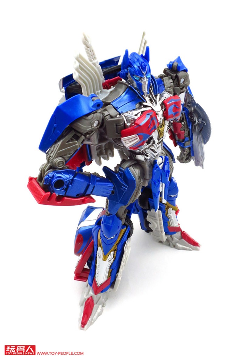 Transformers News: More Images of San Diego Comic Con 2017 Transformers Exclusives: Primitive Skating and The Last Kni