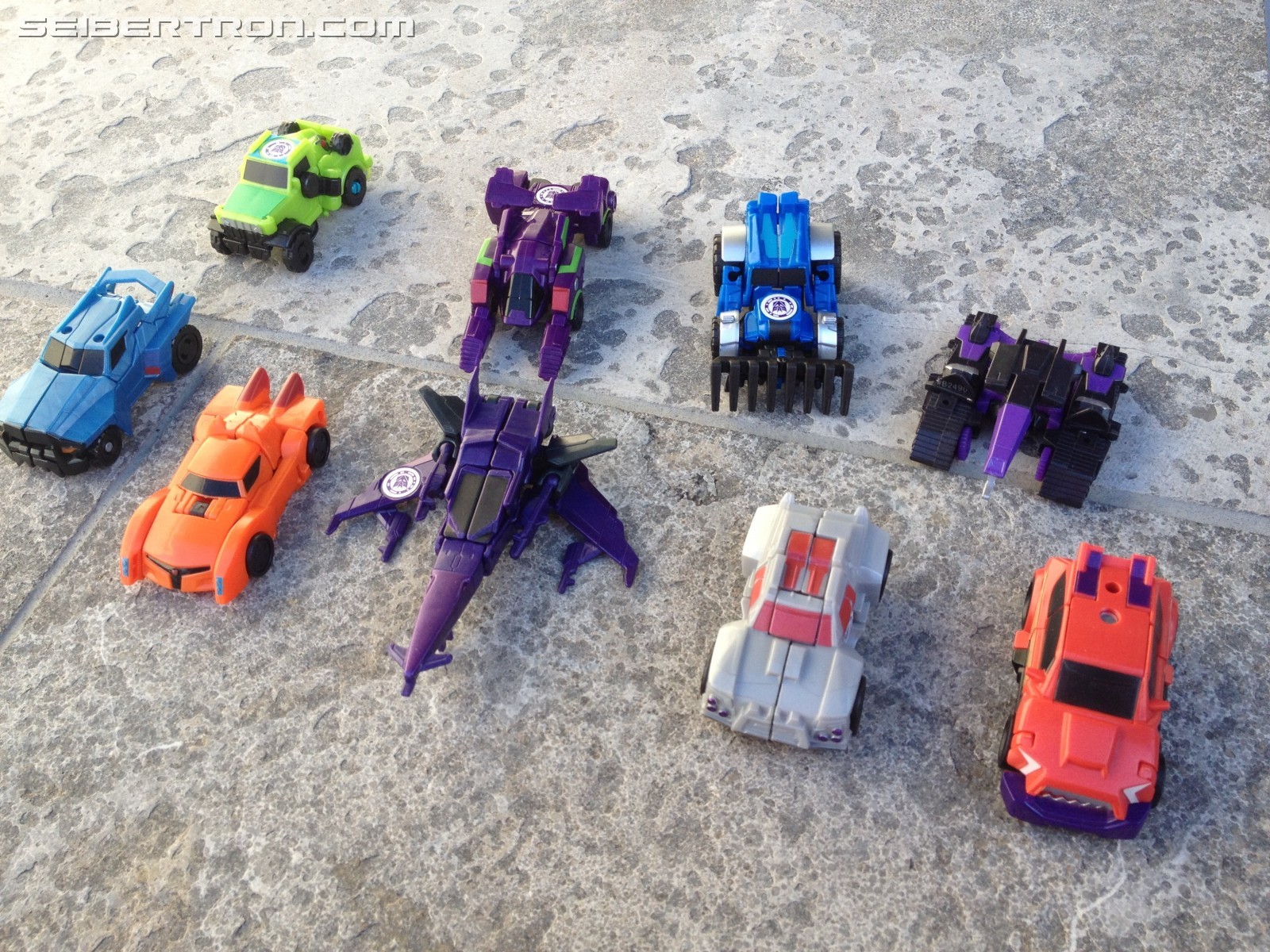 Transformers News: Pictorial Review of Transformers: Robots in Disguise Legion Cyclonus and Heatseeker