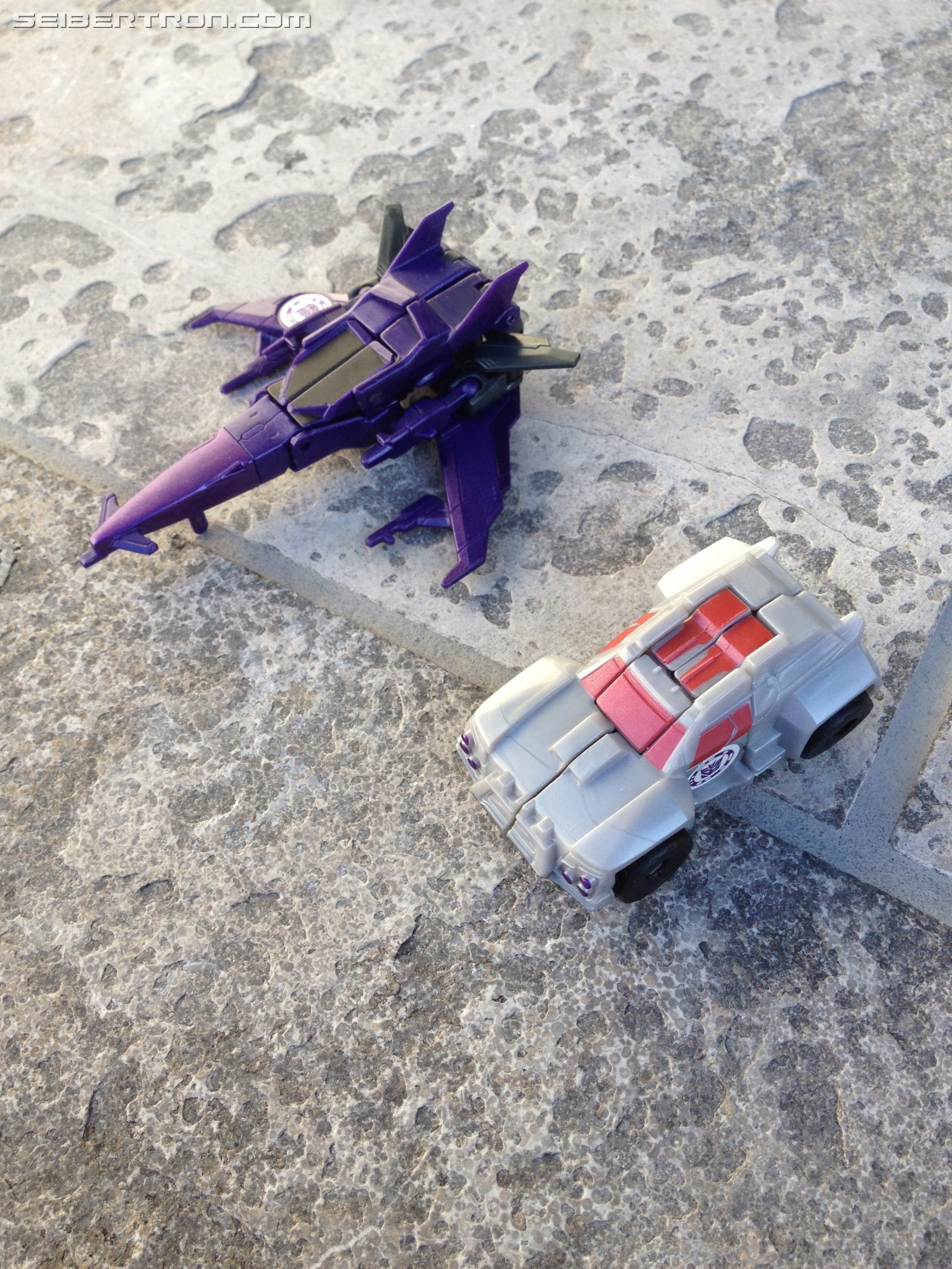 Transformers News: Pictorial Review of Transformers: Robots in Disguise Legion Cyclonus and Heatseeker