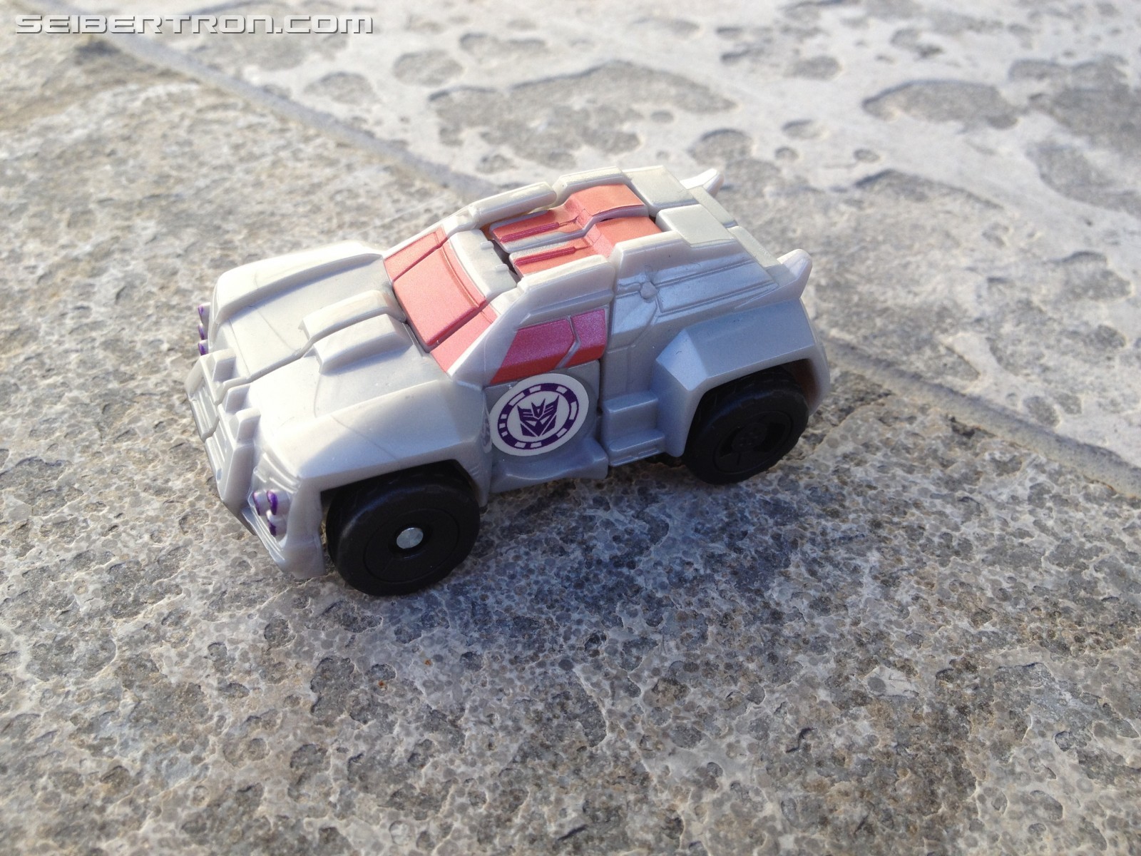 Transformers News: Pictorial Review of Transformers: Robots in Disguise Legion Cyclonus and Heatseeker