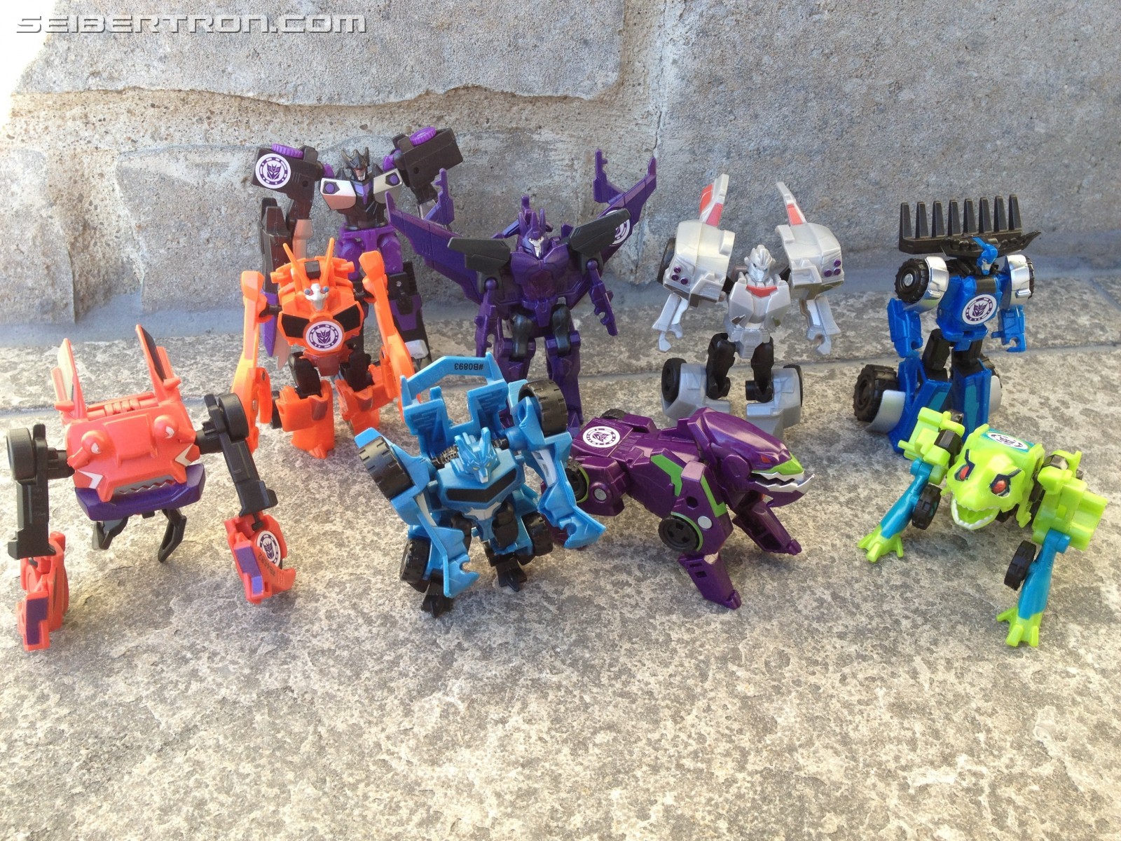Transformers News: Pictorial Review of Transformers: Robots in Disguise Legion Cyclonus and Heatseeker