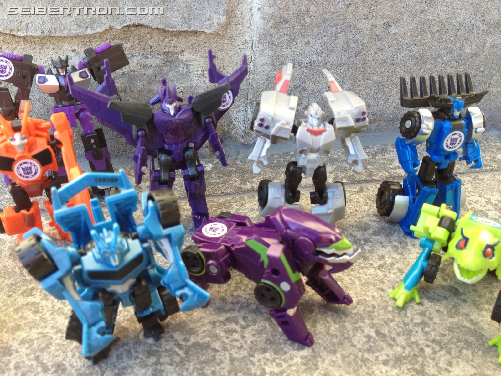 Transformers News: Pictorial Review of Transformers: Robots in Disguise Legion Cyclonus and Heatseeker