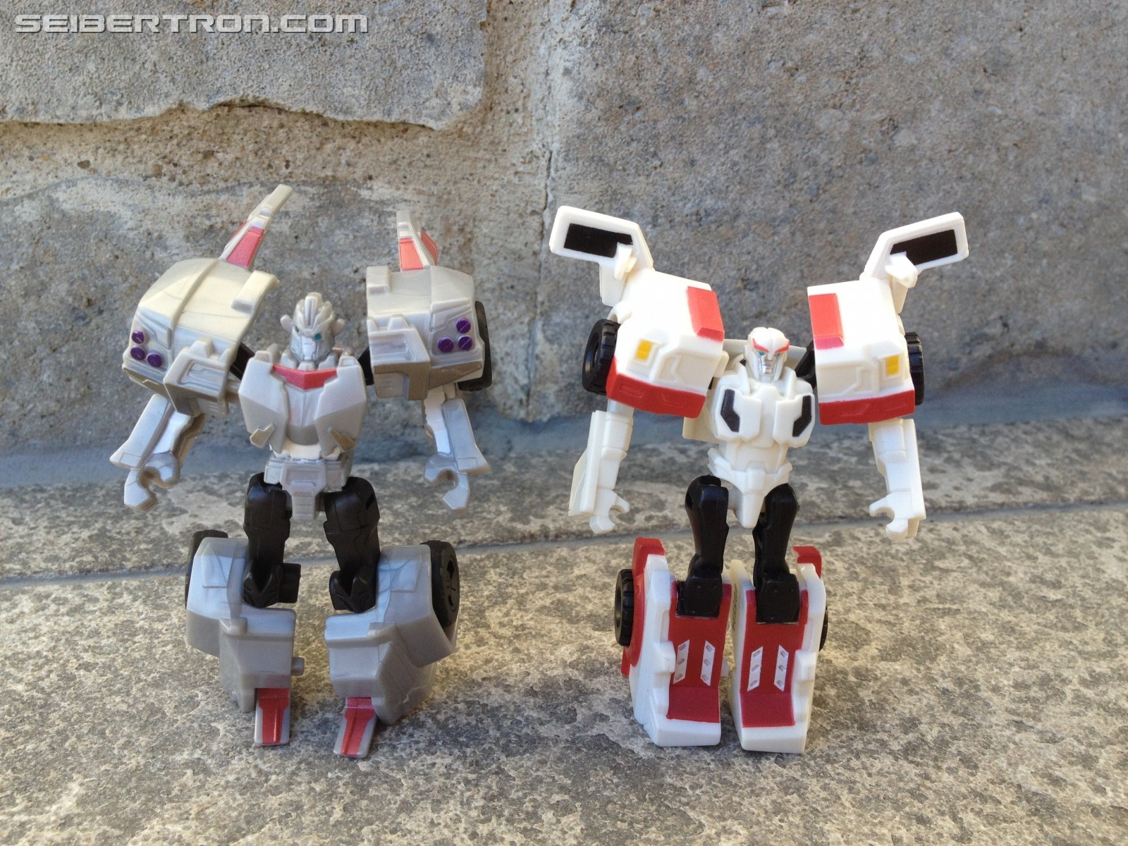 Transformers News: Pictorial Review of Transformers: Robots in Disguise Legion Cyclonus and Heatseeker