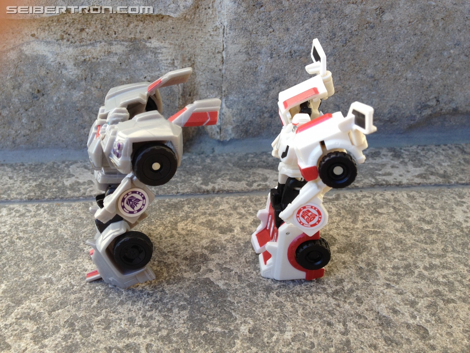 Transformers News: Pictorial Review of Transformers: Robots in Disguise Legion Cyclonus and Heatseeker