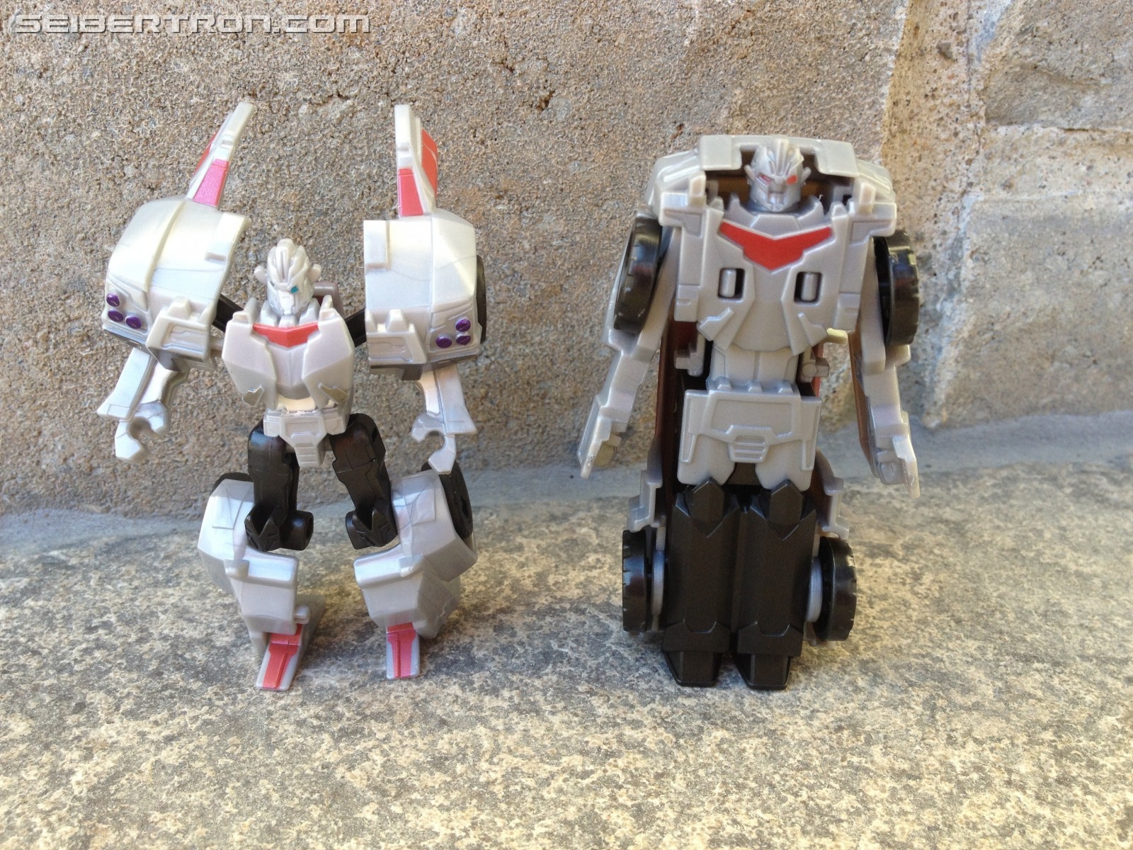 Transformers News: Pictorial Review of Transformers: Robots in Disguise Legion Cyclonus and Heatseeker