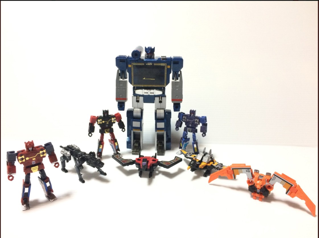 Transformers News: More in-hand and comparison images of MP-15/16-E Cassettebot vs Cassettetron Transformers News: More in-hand and comparison images of MP-15/16-E Cassettebot vs Cassettetron